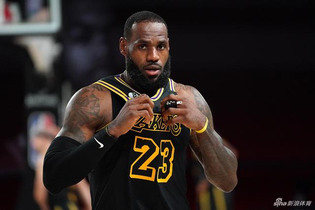 西甲直接踢疯了！7-2，4-0，一晚上两场大比分！巴萨稳坐榜首，马竞升第三